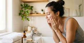 Higiene da pele madura: 5 hábitos simples que deixam o rosto mais limpo sem ressecar