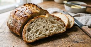 Pão caseiro que permanece macio por mais tempo: a técnica tangzhong cozinha parte da farinha com leite ou água antes da massa e aumenta a capacidade de reter umidade