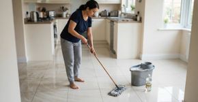 Por que recomendam adicionar vinagre à água para limpar o chão?