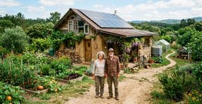 Há 16 anos, casal começou a transformar uma área de 7.000 m² em um lar autossuficiente com placas solares e poço próprio; hoje vive sem contas de luz e água