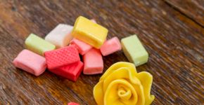 Rosas de bala: decoração comestível com apenas um ingrediente