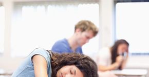 Acordar cedo pode afetar desempenho escolar de adolescentes