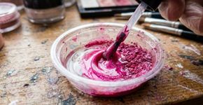 Seu esmalte ficou transparente demais? Misturar uma pequena quantidade de sombra pode criar um acabamento completamente diferente