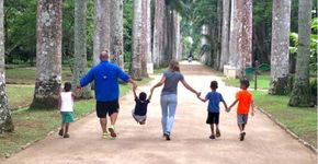 Casal americano adota de uma vez só quatro irmãos pernambucanos