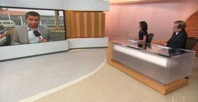 Repórter da Globo faz confusão ao vivo e cita programa da Record