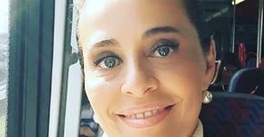 Carla Vilhena exalta cabelo grisalho em foto de antes e depois