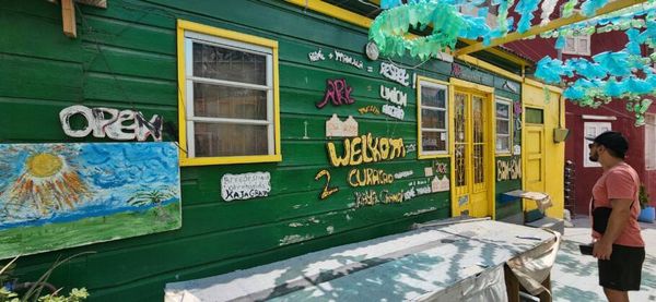 Passeios de tuk-tuk são ideais para explorar capital Willemstad