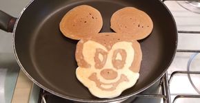 Aprenda a fazer panquecas com o rosto do Mickey em questão de segundos