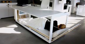Mesa de trabalho vira uma cama para a hora do cochilo
