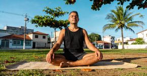 Conheça o estilo de yoga que permite flutuar e relaxar profundamente