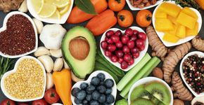 Combata a pele oleosa com esses alimentos poderosos