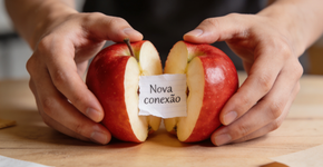 Simpatia da maçã para atrair um amor que desperta desejo e conexão de verdade