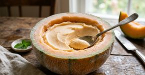 Corte o melão ao meio e coloque no congelador: japoneses afirmam que basta adicionar leite e raspar a polpa para fazer um gelato caseiro com apenas 2 ingredientes