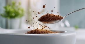 Uma colher é suficiente: É por isso que muitas pessoas jogam pó de café no vaso sanitário