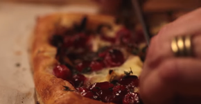 Aprenda a fazer torta de cranberry e queijo brie com massa crocante