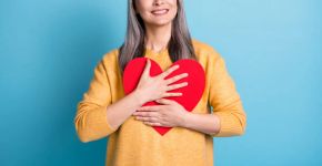 Agosto Azul e Vermelho: 7 cuidados que toda mulher deve ter após os 40 anos