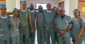 Cego volta a enxergar após cirurgia realizada por médico brasileiro