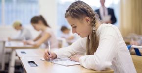Santander oferece 20 mil bolsas em curso preparatório para Enem 2025