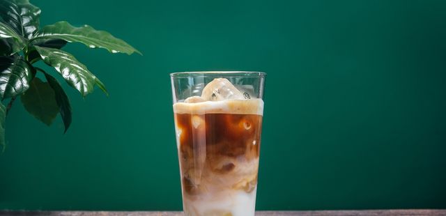 Faça leite gelado com café para se refrescar pela manhã