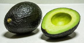 O macete para saber se o abacate está perfeito sem precisar apertar