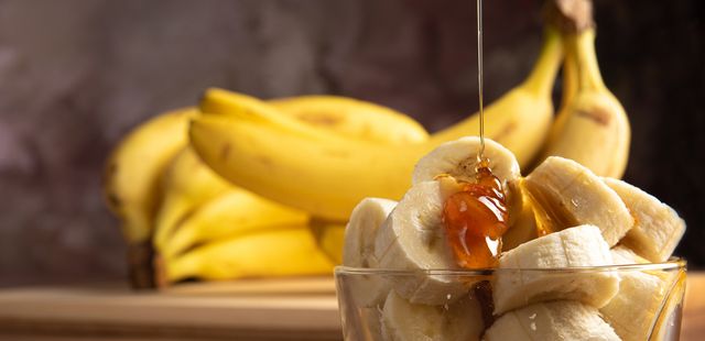 Banana caramelizada no micro-ondas com gergelim é o doce de 5 minutos que vicia