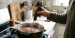 Reaquecer feijão cozido apenas até ficar morno parece suficiente para servir uma refeição preparada anteriormente, mas o aquecimento desigual pode deixar regiões em temperaturas inadequadas: autoridades americanas recomendam aquecer completamente as sobras até atingirem 74 °C.