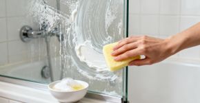 Aprendi o macete do limão que limpa o box do banheiro sem esfregar
