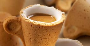 Beba o café e coma a xícara