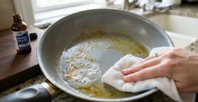Pare de usar detergente e esponja abrasiva para limpar manchas na panela de cerâmica: profissionais de limpeza afirmam que com um único produto, a água oxigenada, funciona melhor