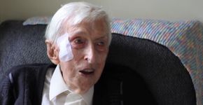 Homem de 109 anos tricota para salvar pinguins