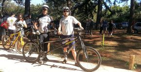 Projeto leva deficiente visual para pedalar em Brasília