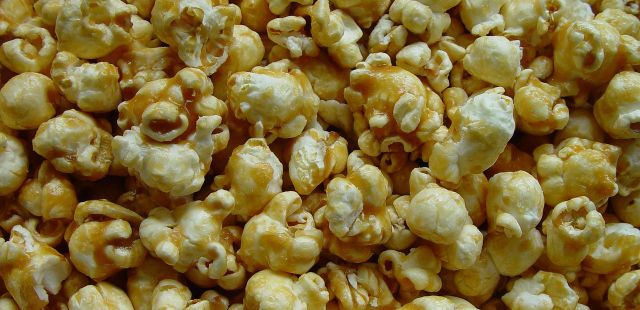 Pipoca doce: caramelo feito junto com o milho, sem sujeira