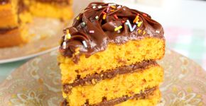 Bolo de cenoura naked cake recheado com brigadeiro