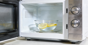 O jeito certo de limpar o microondas sem precisar esfregar nadinha