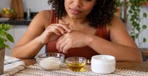 4 receitas de esfoliantes caseiros que ajudam a deixar as mãos macias e hidratadas