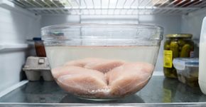 Deixe os peitos de frango de molho em 2 ingredientes antes de cozinhar para obter resultados mais suculentos