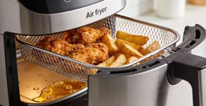 Por que minha air fryer solta fumaça e como resolver