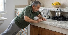 Os treinadores concordam: depois dos 60, agachamento com cadeira e flexão na bancada da cozinha fortalecem mais do que 20 minutos de caminhada