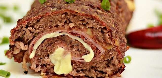 Rocambole de carne moída recheado irresistível