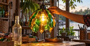 Artesã de 56 anos transforma vidro descartado em luminárias e biojoias há mais de uma década e encontra na reciclagem matéria-prima para peças de design no Pará
