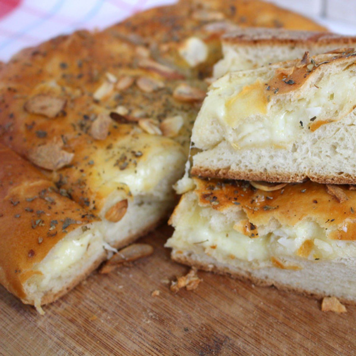 Receita de pão de alho caseiro com queijo de lamber os dedos
