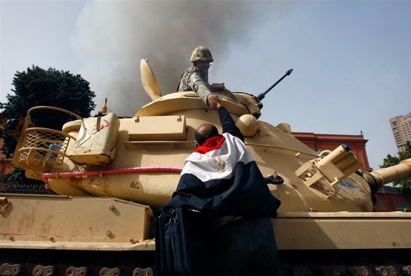 Egípcio abraça o exército depois de recusar ordens para disparar sobre os civis [egípcia Revolução de 2011]