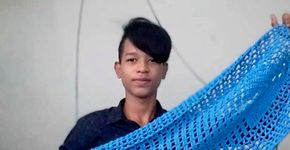Conheça o jovem que está fazendo sucesso na web ensinando crochê
