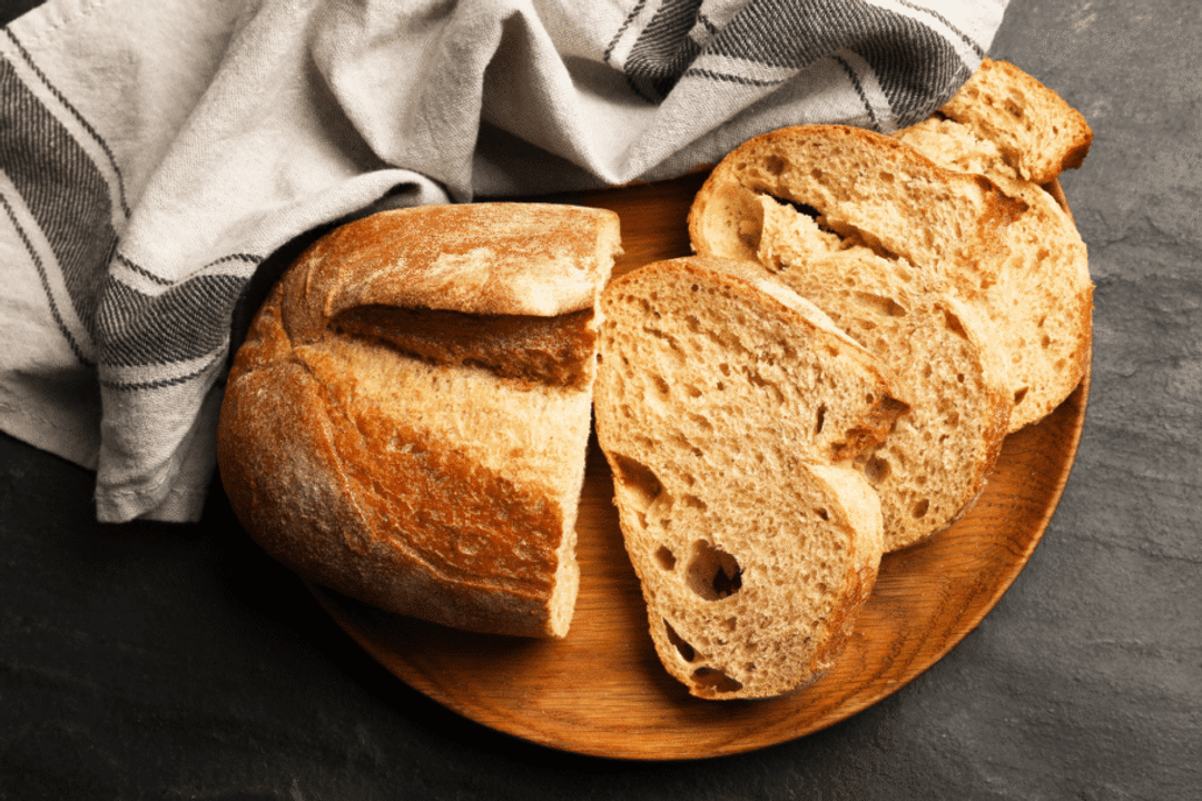 A produção de pães para venda exige planejamento para controlar custos, reduzir desperdícios e aumentar a produtividade (Imagem: New Africa | Shutterstock)
