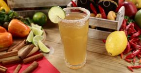Michelada: cerveja com limão e pimenta
