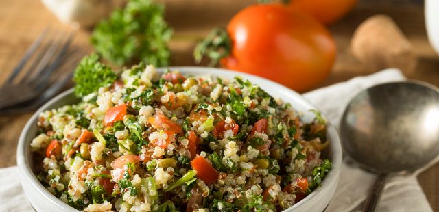 Este cuscuz de quinoa com legumes quentes é a refeição completa que faltava na sua rotina