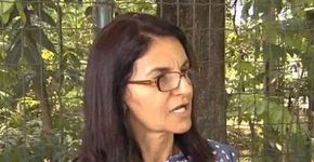A senhora que corre da repórter virou meme nos games; veja os vídeos