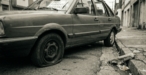 Como o pneu murcho do carro faz você gastar mais combustível no trajeto do dia a dia