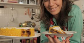 Bolo de cenoura que já sai do forno recheado com brigadeiro