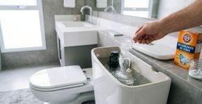 Colocar duas colheres de bicarbonato na caixa acoplada do vaso sanitário: para que serve e por que é recomendado